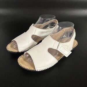 Naturalizer White Scout Flat Sandals Size 7.5 Casual Comfort
